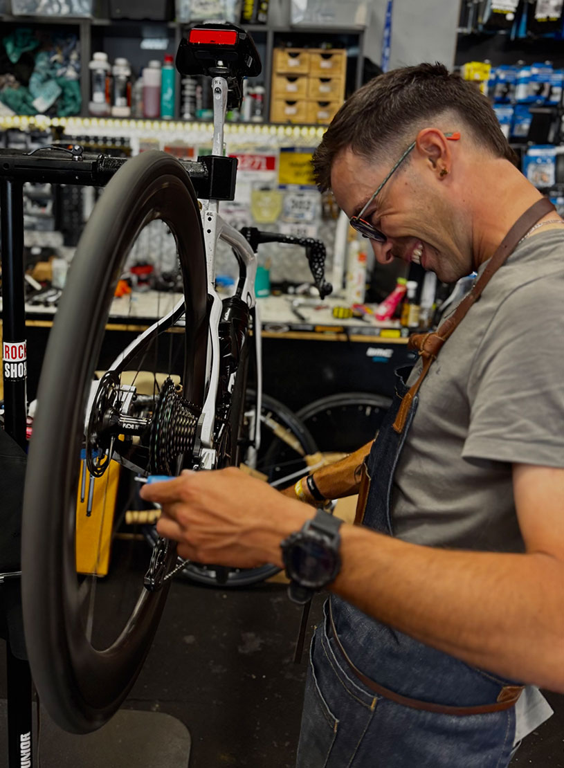 Maxime, technicien vélo chez Secteur Cycles